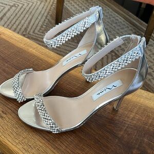 NWOB. Nina VAUNA Silver metallic foil ankle strap mid-heel evening sandal